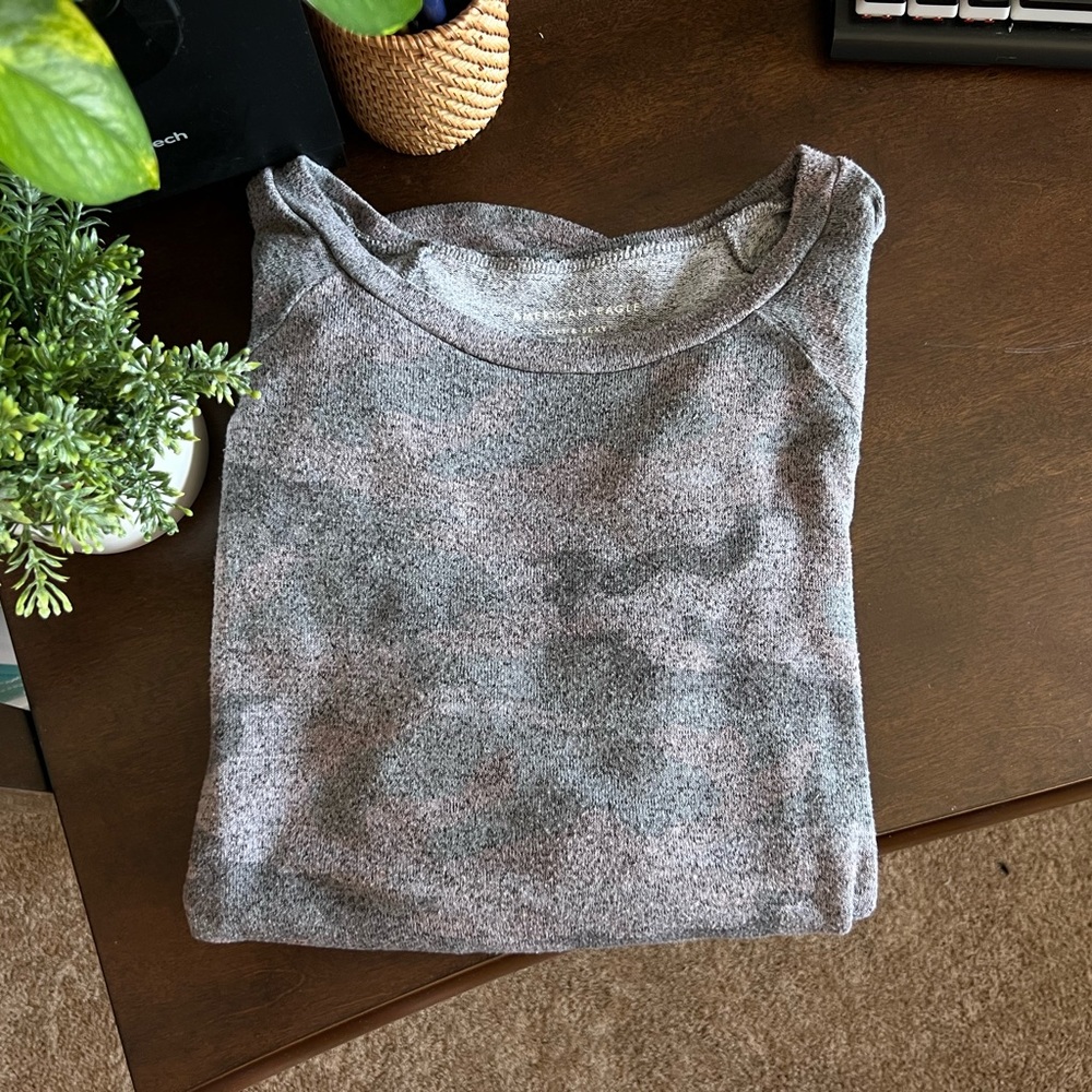 American Eagle long sleeve grey and purple camo shirt. Size Medium (Women’s)
